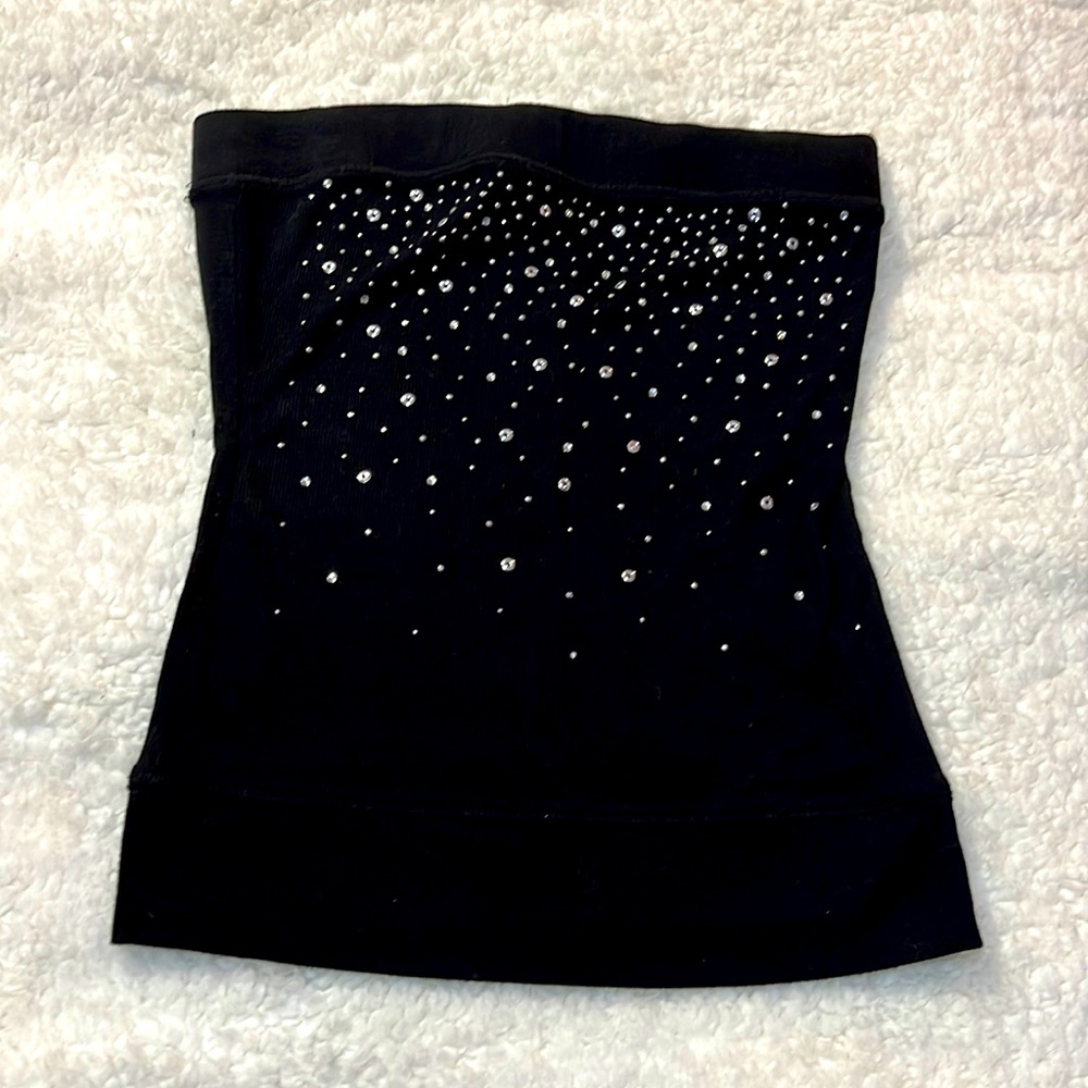 Strapless top.  Jersey knit material.